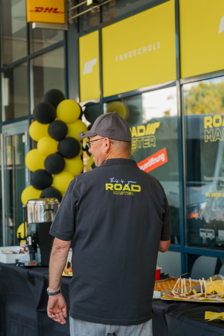 Roadmaster-Fahrlehrer am Buffet bei der Neueröffnung