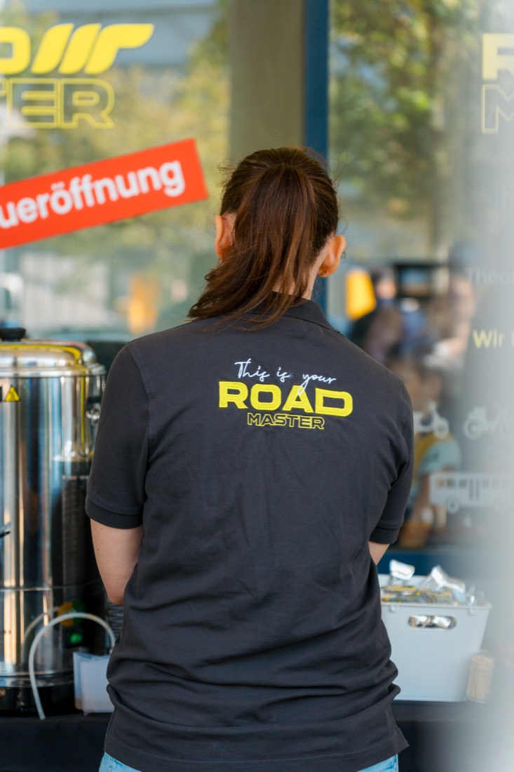 Mitarbeiterin im Shirt „This is your Roadmaster“